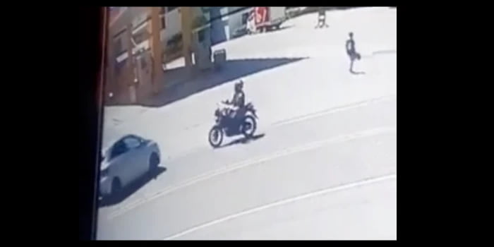 Cámara de seguridad grabó momento exacto de choque entre motociclista y automóvil
