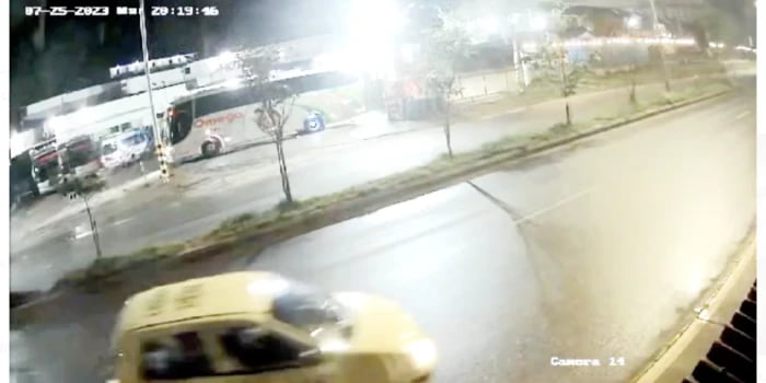 Video: Motociclista busca a taxista que lo accidento en la vía Giron Bucaramanga