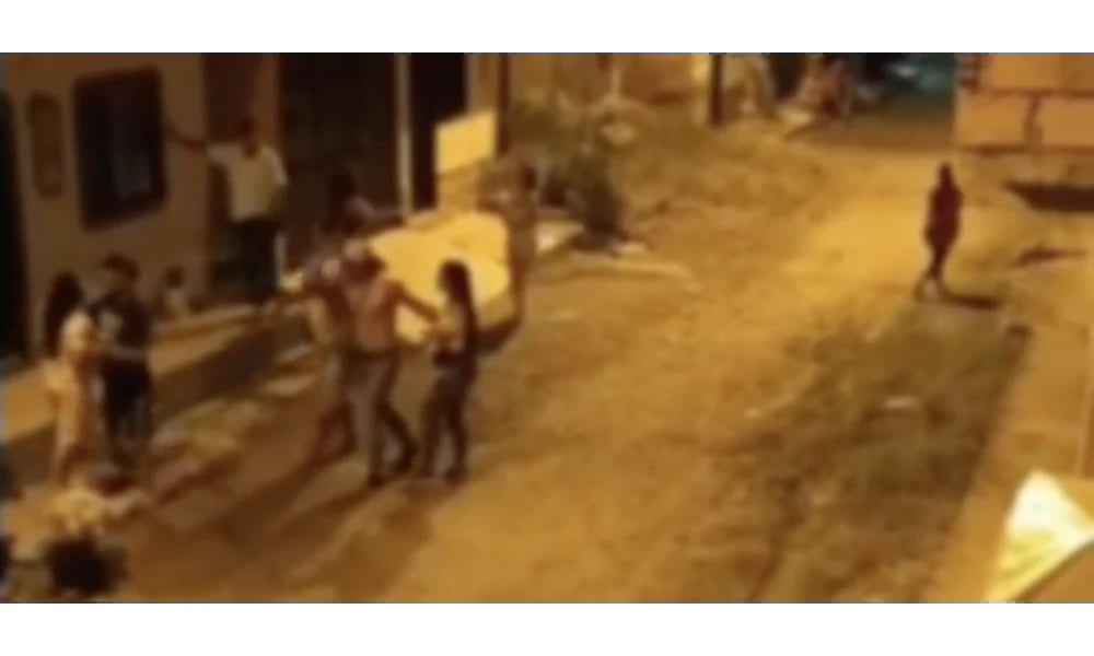 Video: Hombres  aparentemente borrachos golpearon a dos mujeres en Santander