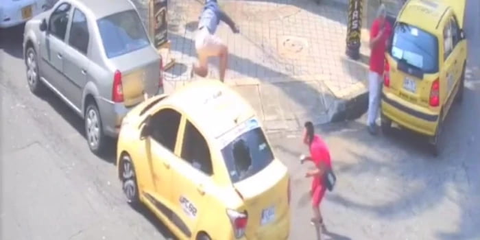 VIDEO: Motociclista sufrió aparatoso accidente en el Bulevar Bolívar