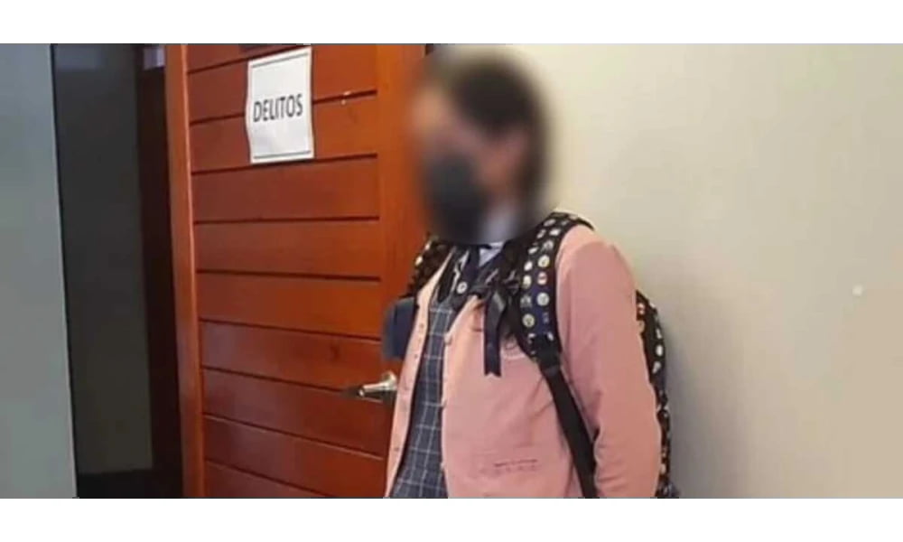 Hombre vestido de mujer se metió al baño de niñas en un colegio para tomarles fotos.