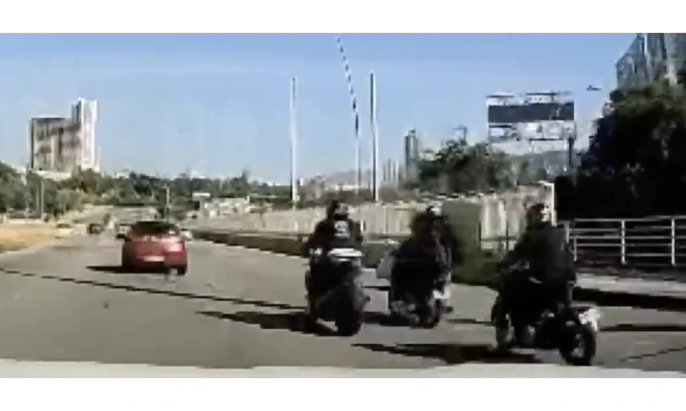 Tremendo choque, momento exacto de choque de dos motociclistas en la autopista