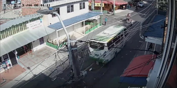 Video: Peatón fue embestida por un bus en Floridablanca